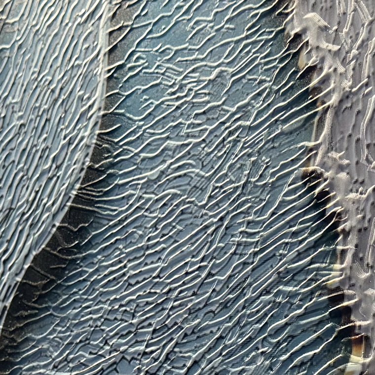 Detalle del relieve: capas y craquelado