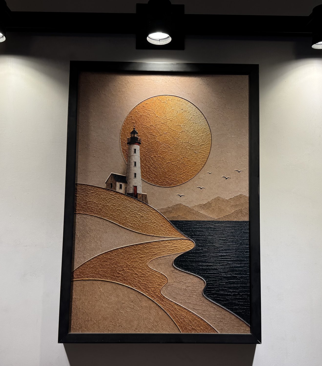 Horizonte Dorado, obra en relieve colgada e iluminada