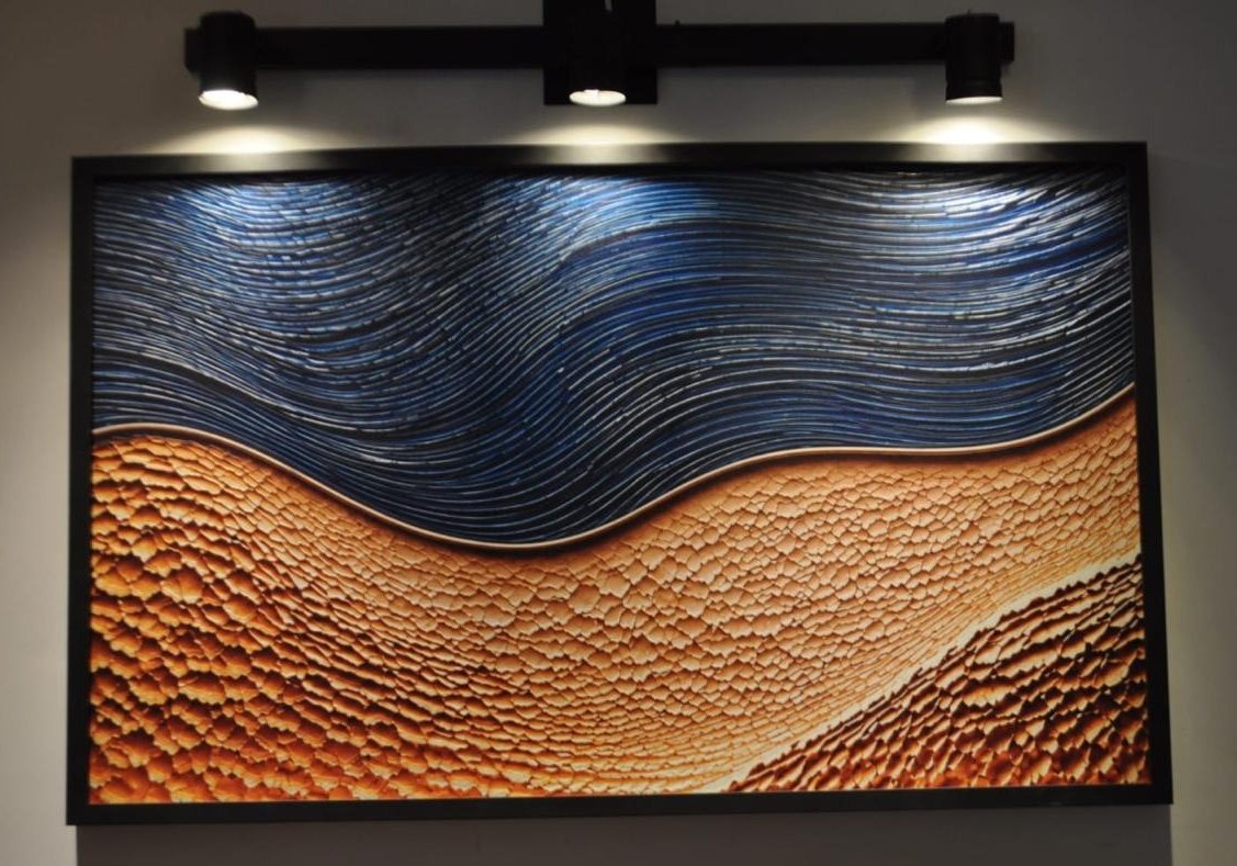 Mares de Arena, obra en relieve colgada e iluminada