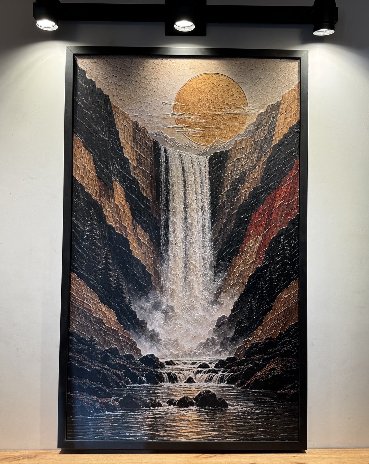 Naturaleza Eterna, obra en relieve colgada e iluminada